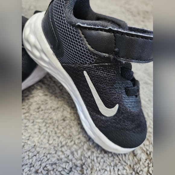 Nike Revolution toddler size 5c sneaker. Worn a few times but son outgrew - Picture 2 of 6